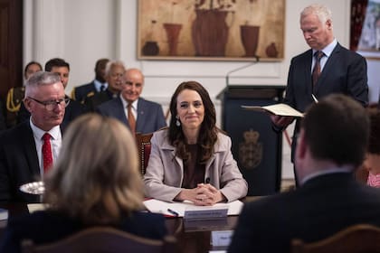 La primera ministra de Nueva Zelanda, Jacinda Ardern, asiste a la ceremonia de juramentación de su gabinete en la Casa de Gobierno, en Wellington
