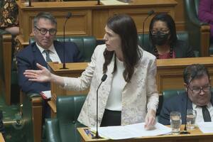 El fuerte insulto de la primera ministra de Nueva Zelanda a un rival político que captó un micrófono abierto