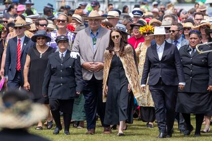 La primera ministra de Nueva Zelanda, Jacinda Ardern, en el centro, y miembros de su partido llegan a Ratana, Nueva Zelanda, el martes 24 de enero de 2023.