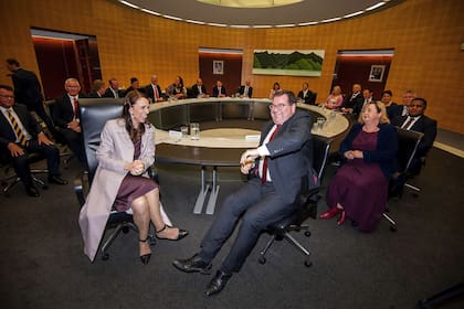 La primera ministra de Nueva Zelanda, Jacinda Ardern (izquierda) y el viceprimer ministro Grant Robertson (derecha) asisten a una reunión del gabinete en el parlamento en Wellington el 6 de noviembre de 2020