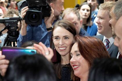 La popular primera ministra de Nueva Zelanda, Jacinda Ardern se saca fotos con estudiantes de la Universidad Victoria en Wellington