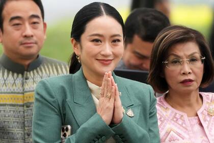 La primera ministra de Tailandia, Paetongtarn Shinawatra, en el centro, llega a la Casa de Gobierno para una reunión del gabinete en Bangkok, Tailandia, el marte 1 de julio de 2025