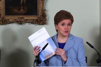 La primera ministra escocesa Nicola Sturgeon habla en conferencia de prensa al lanzar una nueva campaña por la independencia de Escocia, en Bute House, Edimburgo. (Russell Cheyne/PA via AP)