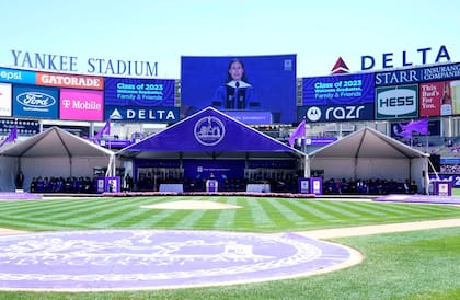 La primera ministra finlandesa, Sanna Marin, pronuncia un discurso durante la 190ª ceremonia de graduación de la Universidad de Nueva York, en el estadio de los Yankees, en el distrito neoyorquino del Bronx, el 17 de mayo de 2023.