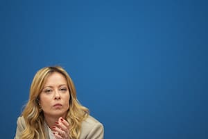 Tras el cruce con el Papa, Trump apunta ahora contra su “amiga” Meloni