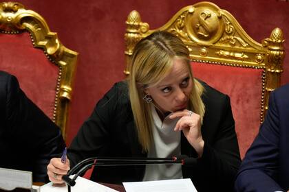 La primera ministra italiana Giorgia Meloni durante un debate en el Senado previo a un voto de confianza para su nuevo gobierno (AP Foto/Andrew Medichini)