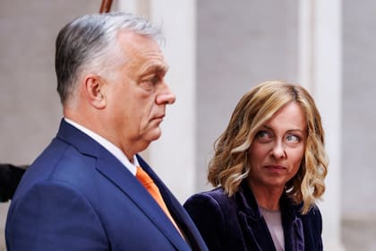 La primera ministra italiana, Giorgia Meloni, a la derecha, recibe al primer ministro húngaro, Viktor Orbán, durante una reunión en Roma, Italia, el miércoles 4 de diciembre de 2024. (Foto de Roberto Monaldo/LaPresse vía AP)
