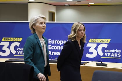 La primera ministra italiana, Giorgia Meloni, a la derecha, y la presidenta de la Comisión Europea, Ursula von der Leyen, llegan a una mesa redonda durante una cumbre de la UE en Bruselas, el 22 de marzo de 2024. 