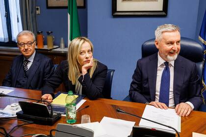 La primera ministra italiana, Giorgia Meloni, antes de comenzar una reunión informativa con la comisión de inteligencia parlamentaria