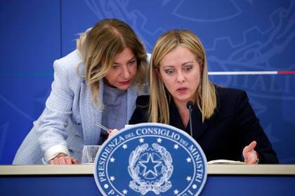 La primera ministra italiana, Giorgia Meloni, con su asistente Patrizia Scurti