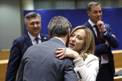 La primera ministra italiana, Giorgia Meloni, en el centro a la derecha, saluda al primer ministro esloveno, Robert Golob, en el centro a la izquierda, durante una mesa redonda en una cumbre de la UE en Bruselas, el lunes 17 de junio de 2024. 