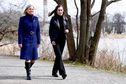 La primera ministra sueca, Magdalena Andersson (izq.), y la primera ministra finlandesa, Sanna Marin, caminan antes de una reunión sobre la posibilidad de solicitar el ingreso en la OTAN en Estocolmo, Suecia, el 13 de abril de 2022.