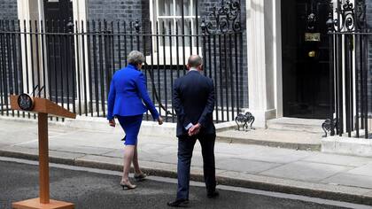 La primera ministra Theresa May vuelve a 10 Downing Street con su marido Philip tras haberse reunido con la reina Isabel II en el Palacio de Buckingham
