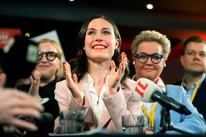 La primera ministra y dirigente socialdemócrata finlandesa Sanna Marin aplaude al ver los resultados de las encuestas de boca de urna en Helsinki, Finlandia, 2 de abril de 2023. (AP Foto/Sergei Grits, File)