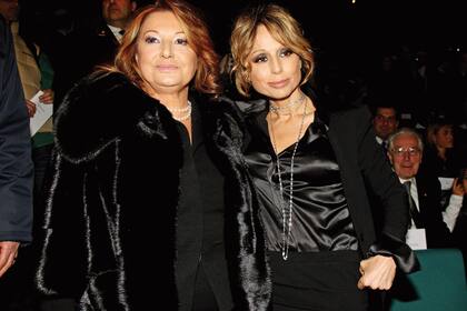 La primera mujer de Berlusconi, Carla Dall’Oglio, y su hija Marina -es presidenta de Fininvest y de editorial Mondadori– en 2009, durante la entrega de los premios Ambrogino D’Oro.