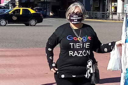 Una de las primera en llegar al Obelisco, con una remera en referencia a la pelea entre Cristina Kirchner y Google