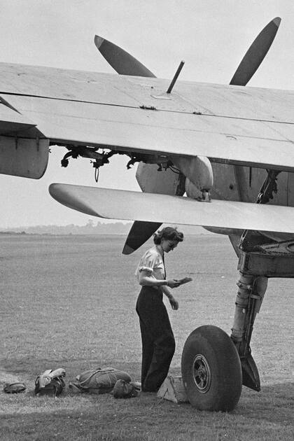 La primera oficial Maureen Dunlop (1920 - 2012), de la ATA (Auxiliar de Transporte Aéreo) junto a un bombardero torpedero Fairey Barracuda mientras consulta las notas de sus pilotos, septiembre de 1944
