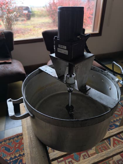 La primera olla con la que empezó a hacer turrones