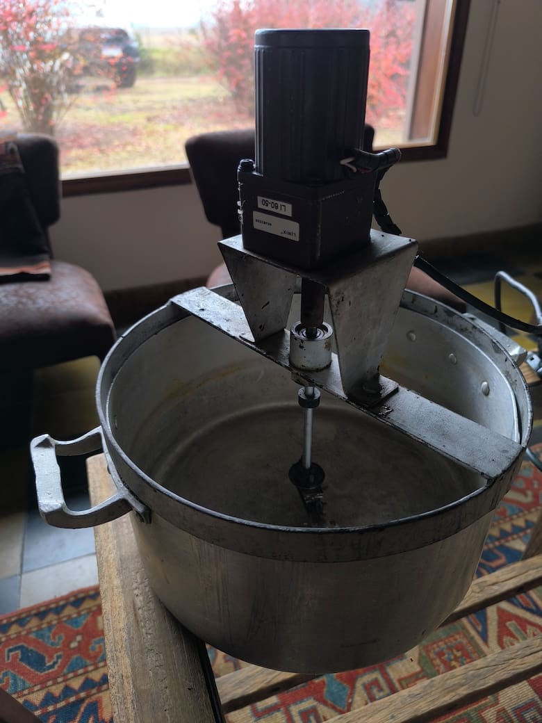 Del campo a la mesa: una pareja bonaerense recreó el turrón de Alicante en Argentina con máquinas propias