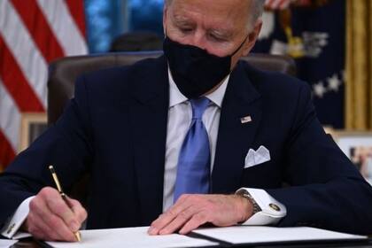La primera orden que firmó Biden es la que ordena usar mascarilla en edificios de propiedad del gobierno federal.