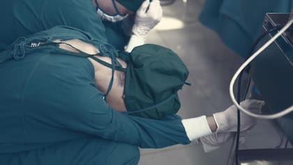 La primera persona que presentó síntomas fue la enfermera que le extrajo sangre a la paciente