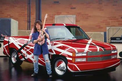 La primera pickup Chevrolet C1500 Silverado "Van Hauler" diseñada por Chip Foose con la estetica de la guitarra de EVH