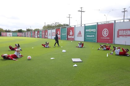 La primera práctica de Inter de Porto Alegre fue con grupos de seis futbolistas por turno