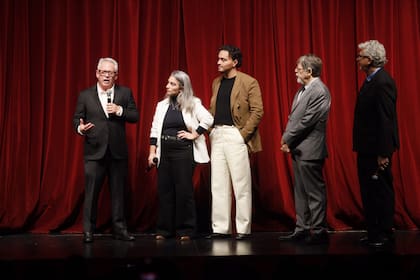 La primera proyección del festival se desarrolló en la sala Ástor Piazzolla del complejo Auditórium con la presencia del director Bill Condon y Tonatiuh Elizarraraz, uno de los protagonistas de El beso de la mujer araña