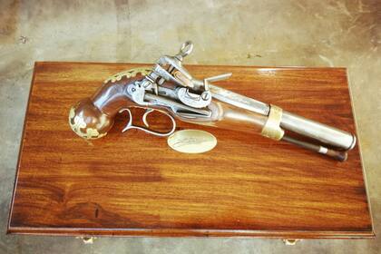 La primera réplica del arma que el Cabildo de Buenos Aires le obsequió a Manuel Belgrano por las batallas de Tucumán y Salta.