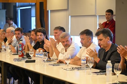 La primera reunión del comité de la Liga Profesional de 2026 ayer, en Puerto Madero; luego, Tapia recibió a los dirigentes del ascenso en la AFA