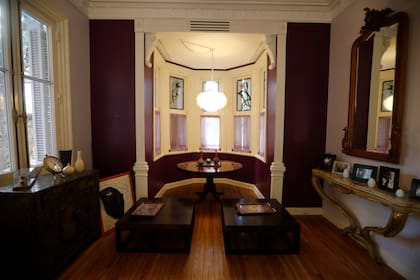 La primera sala que se ve al ingresar está pintada de violeta por el nuevo dueño
