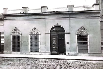 La primera sede del colegio sobre la calle Belgrano