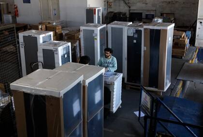 La primera señal de dinamización se advierte en las terminales de logística, como el centro Cruz del Sur, que distribuyen electrodomésticos comprados con planes de 36 cuotas sin interés del Banco Provincia para distritos damnificados