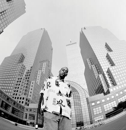La primera sesión de fotos de Jay-Z solista tuvo lugar en Nueva York en 1995. “La idea era mostrarlo rodeado de símbolos de riqueza material, como las Torres Gemelas, y yates de lujo”, escribe el fotógrafo Jamil GS