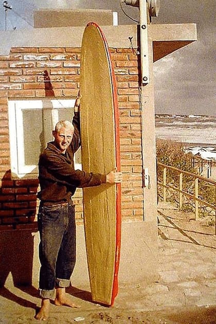 La primera tabla que fabricaron José Zurga y sus amigos. La foto es en el balneario Parque Mar en 1965