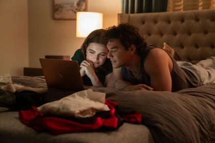 La primera temporada de Off Campus sigue la historia de amor entre Hannah (Ella Bright) y Garrett (Belmont Cameli)