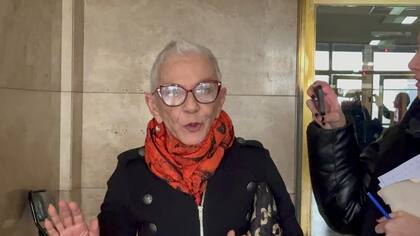 La primera testigo del día fue la periodista Alicia Barrios. Llegó minutos antes de las 10:30 a los tribunales de Comodoro Py para declarar ante González. Barrios compartió actividades con Yañez a través de una organización fundada por el papa Francisco. En la foto se retira de Tribunales.