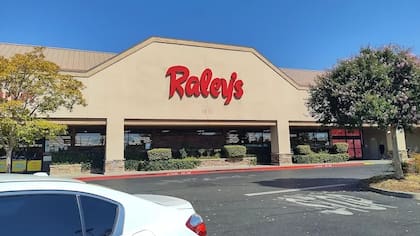 La primera tienda Raley's abrió en 1935; la empresa creció hasta operar 119 tiendas en el norte de California y Nevada