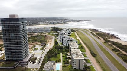 La primera torre Surfside Village terminada fue uno de los proyectos de la zona