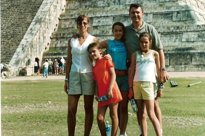 La primera vez que Anabella emigró fue junto a su familia a México, a sus 12 años (2002).