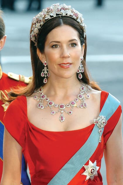 La primera vez que la reina Mary se puso esta tiara fue para la gala que se celebró en el teatro real de Copenhague en los días previos a su boda.  