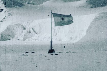La primera vez que se izó la bandera argentina en la Antártida fue el 22 de febrero de 1904