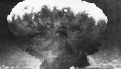 La primera vez que se lanzó una bomba nuclear fue en Hiroshima y Nagasaki durante la Segunda Guerra Mundial en 1945, hecho que forzó a Japón a su rendición