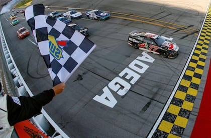 La primera victoria de Carson Hocevar en 91 intentos: el joven, de 23 años, fue el decimotercer piloto en lograr su estreno ganador en el óvalo de Talladega