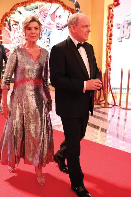 La primogénita de los príncipes Raniero III y Grace de Mónaco, que completó su look con sandalias Louboutin (modelo Emilie 100) y clutch de Isabel Deckel, y el príncipe Alberto. Los hermanos Grimaldi son presidente y vicepresidente de la Fundación Princesa Grace, respectivamente.