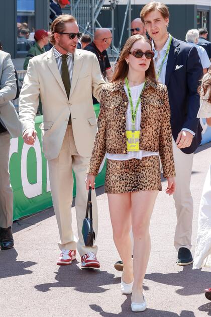 La princesa Alexandra de Hannover apostó por un conjunto de minifalda y chaqueta animal print de leopardo by Celine. Detrás de ella caminan su hermano, Andrea Casiraghi, y su novio, Ben-Sylvester Strautmann.