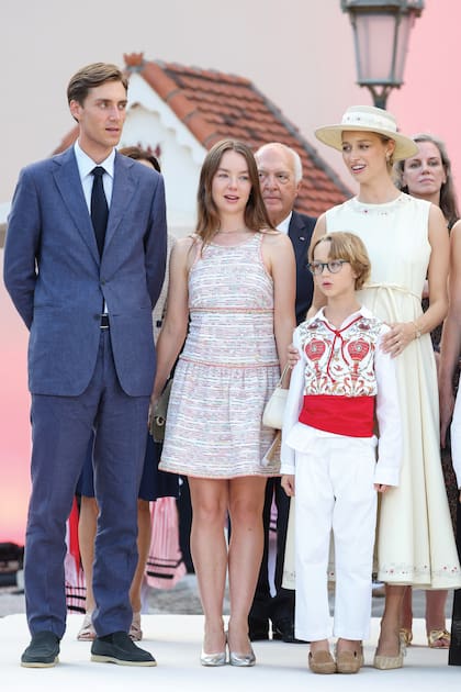 La princesa Alexandra de Hannover, con minivestido de tweed, cartera y stilettos Chanel, junto a su novio, Ben Strautmann. A su lado, su cuñada, Beatrice Borromeo, quien con un total look Dior asistió con su hijo Stefano, vestido con un traje típico.
