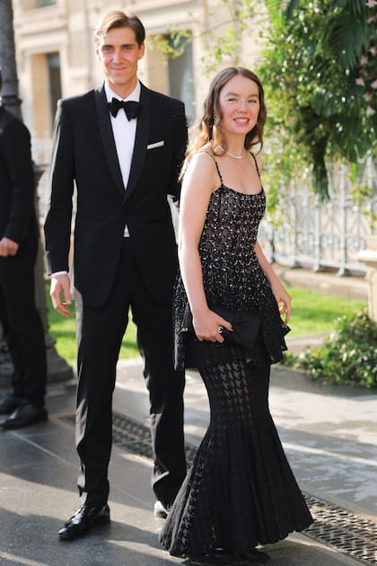 La princesa Alexandra de Hannover, hija de los príncipes Carolina de Mónaco y Ernst de Hannover, asistió con su novio, el millonario alemán Ben Sylvester Strautmann, vestida con conjunto de top con peplum y falda tejida de la colección primavera/verano 2022 de Chanel.