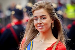 La princesa Alexia deslumbró con su look total red para el Día del Príncipe en La Haya