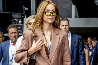 La “princesa rebelde” lució un short brillante y una botas altas y dio que hablar con su look